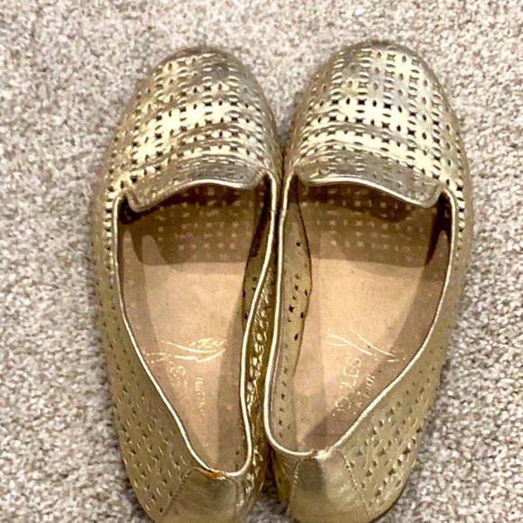 AEROSOLES Betunia Metallic Gold Perforated Slip On Loafer Flats Size 7.5 - Picture 1 of 3